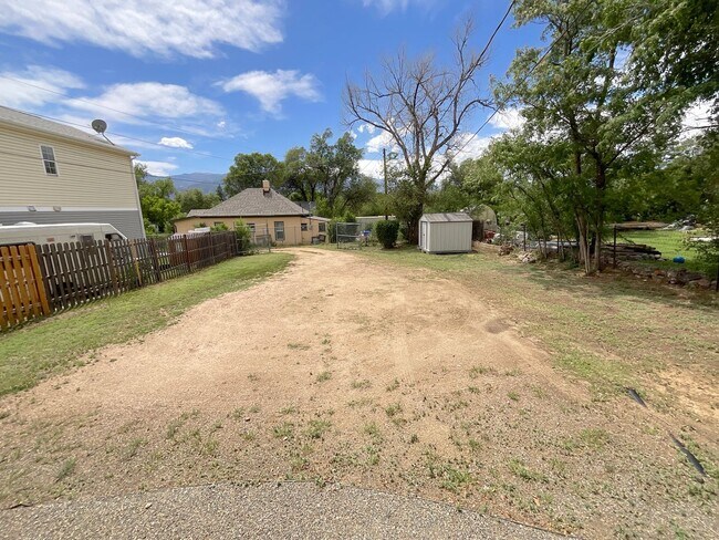 Building Photo - 2 Bedroom Home Available Near Pikes Peak Ave & S Institute St!