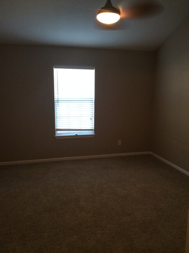 Building Photo - Beautiful Condo in North Kansas City School District!