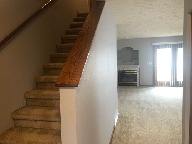 Building Photo - Beautiful 3 bed townhouse!
