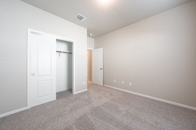 Building Photo - Stunning 4-Bedroom Home in Villages of Wes...