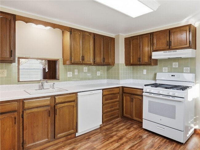 Building Photo - 813 N Elmer Ave