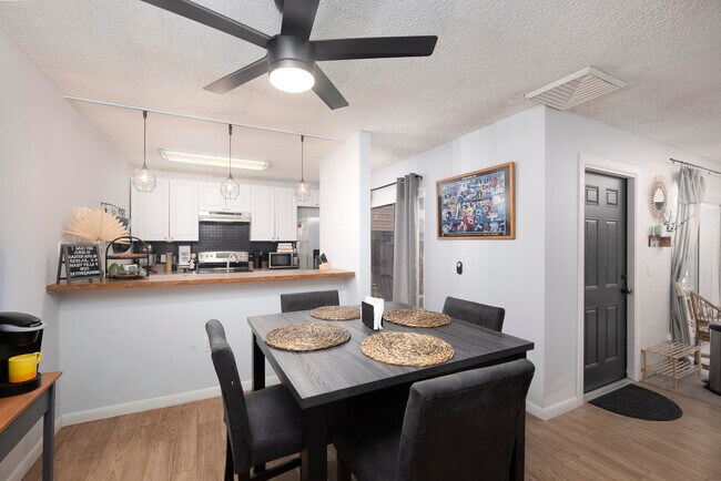 Building Photo - 2980 SW Sunset Trace Cir