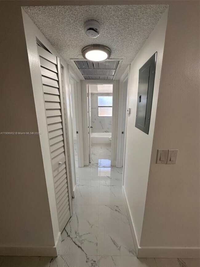 Building Photo - 1021 Twin Lakes Dr