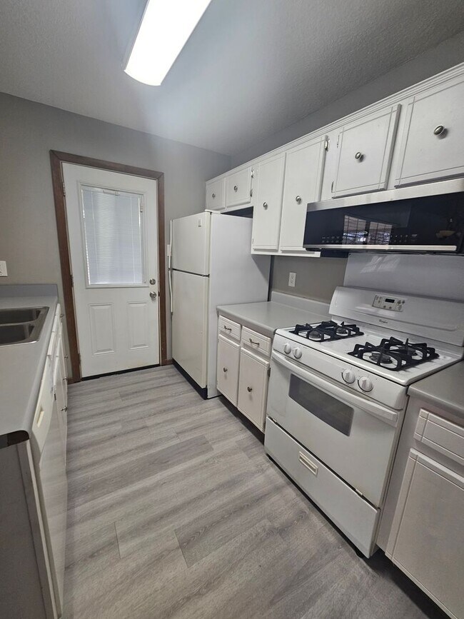 Building Photo - Home in Benton