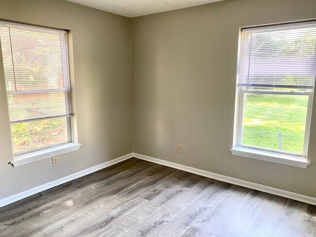 Building Photo - Remodeled 3 bedroom apartment in Portland - Section 8 accepted