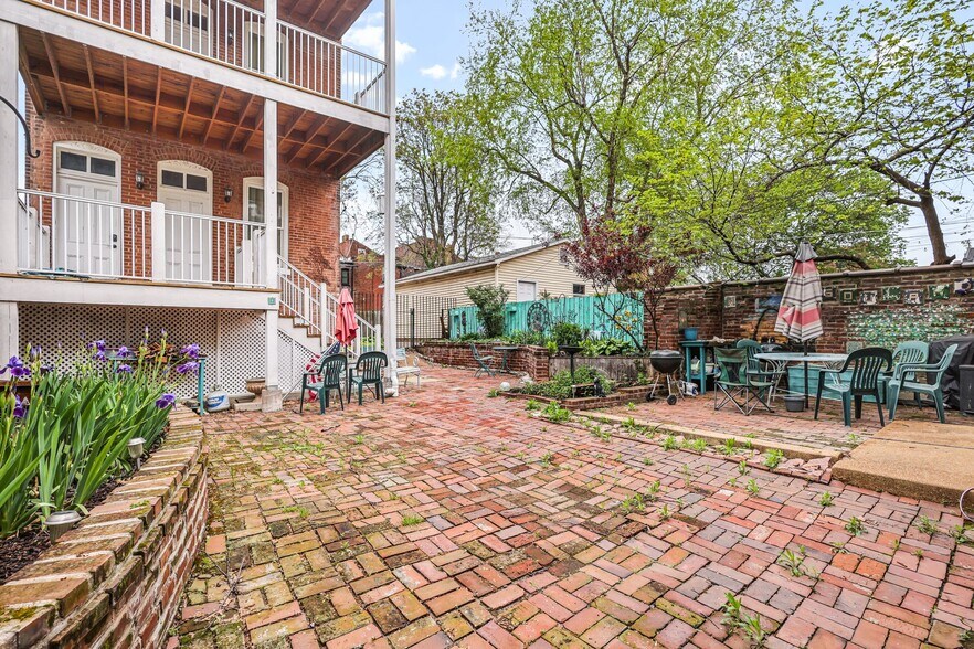 Building Photo - 2111 Menard St