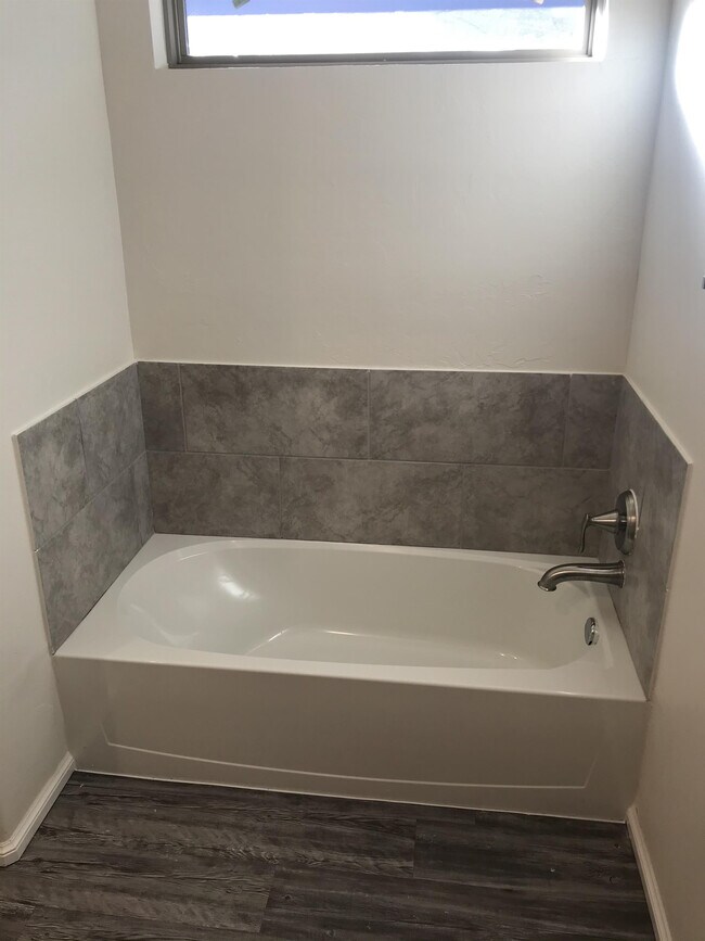 Building Photo - 2424 Alta Vista Ln