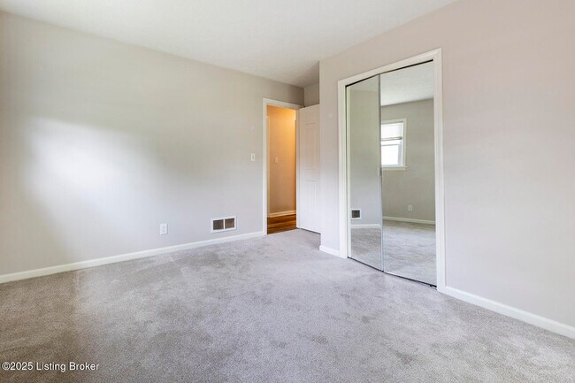 Building Photo - 2901 Creekside Dr