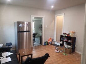 Building Photo - 517 E Morton St