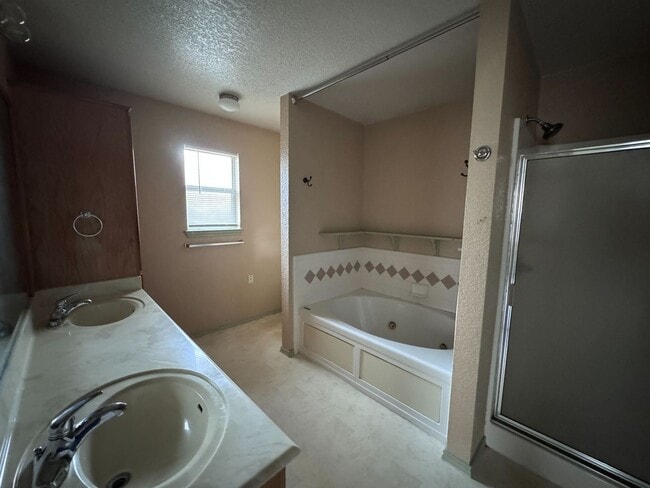 Building Photo - 4 bedroom, 2 bath