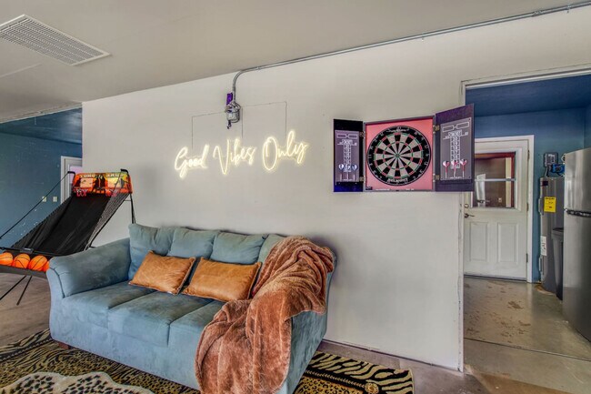 Building Photo - 1800 Burgundy Dr