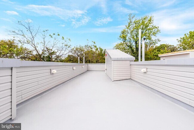 Building Photo - 103 E Duval St