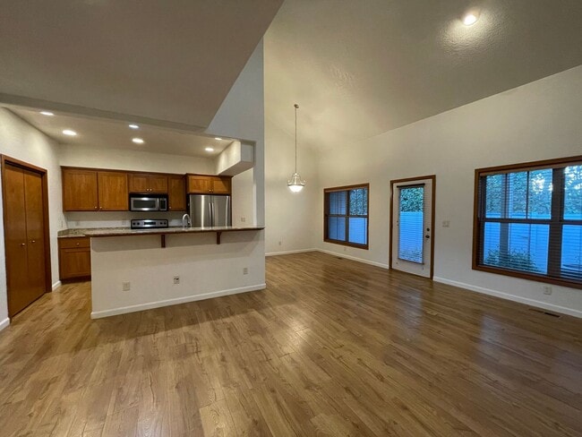 Building Photo - East Medford 2 bedroom 1.5 bathroom 2 story townhome