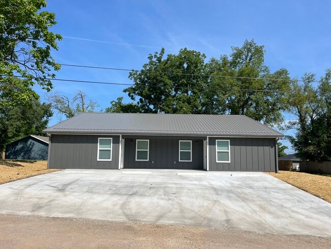 Building Photo - 949 St Louis St