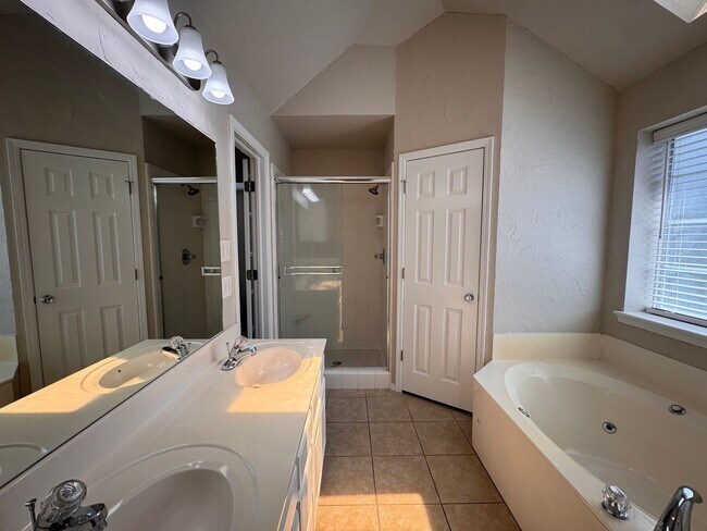 Building Photo - 3 Bedroom 2 bath Bixby Schools