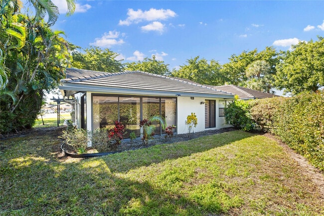 Building Photo - 5051 Pine Dr