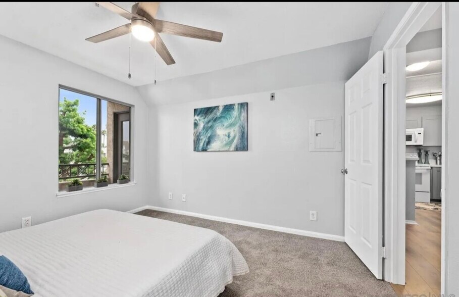 Building Photo - 8889 Caminito Plaza Centro