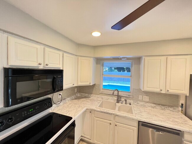 Building Photo - 540 S Manor Dr