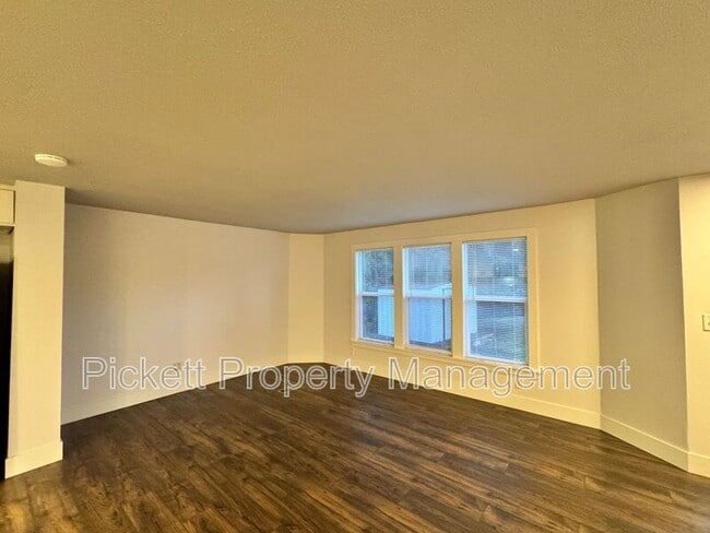 Building Photo - 2018 NE Jensen Ave