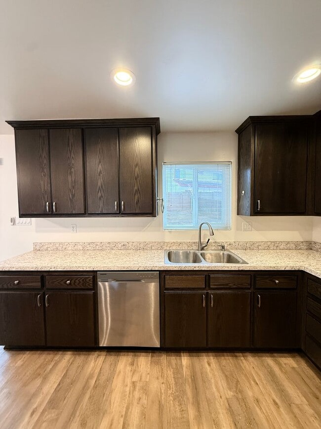 Building Photo - Orcutt Single Story Updated Home on Cul-De...