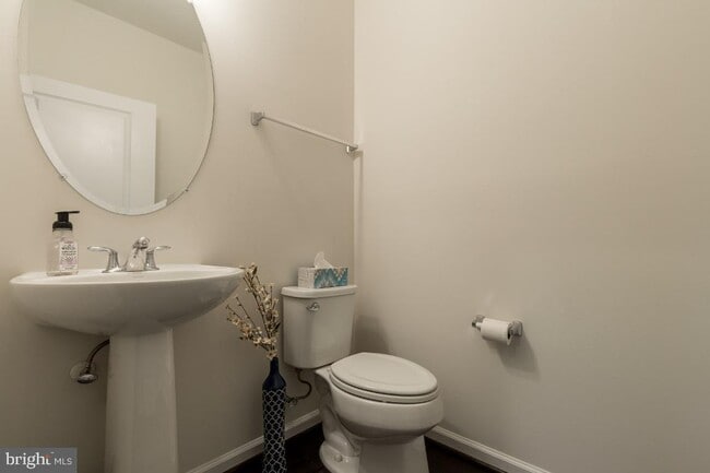 Building Photo - Stunning, light-filled end unit townhome in sought-after Brambleton community.