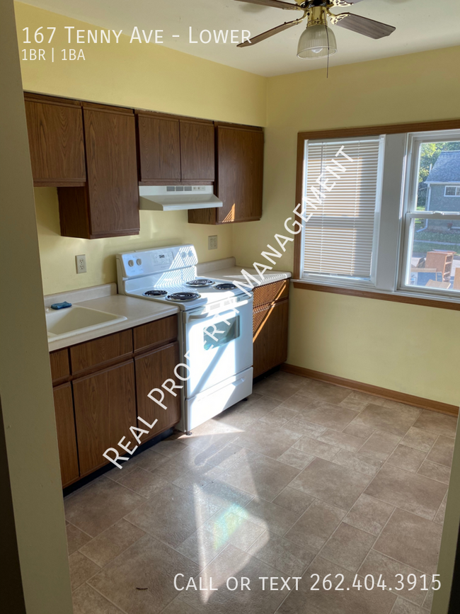 Building Photo - Spacious 1 bedroom lower