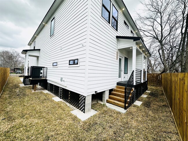 Building Photo - 610 E 41st St