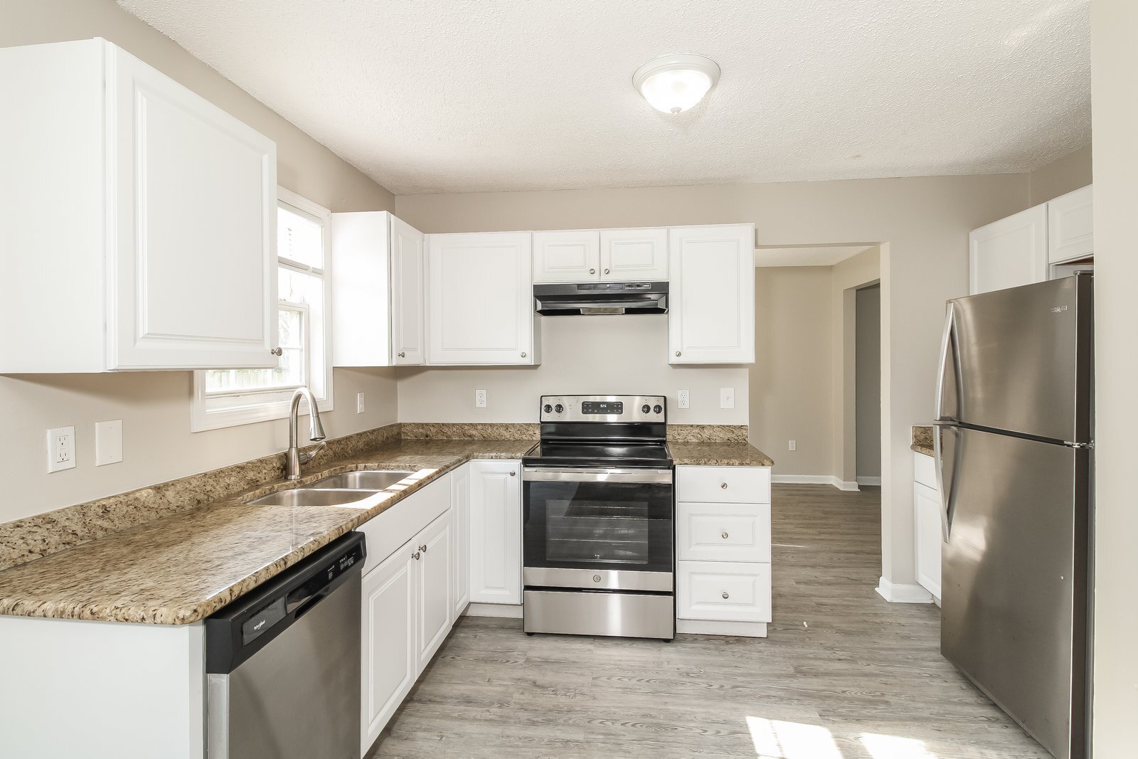 Building Photo - 402 Castle Ridge Dr