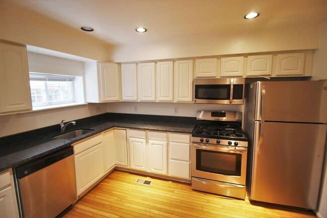 Building Photo - Gorgeous 2bd/1.5 ba Canton townhome. OSP, CAC, W/D and more! Available 3/13