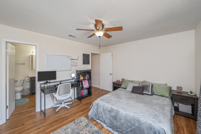 Building Photo - Stunning 2 Bedroom Townhouse in Fort Walto...