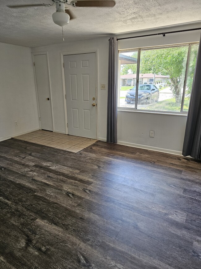 Building Photo - 818 Bradford Cir