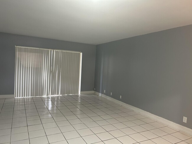 Building Photo - 729 Lori Dr