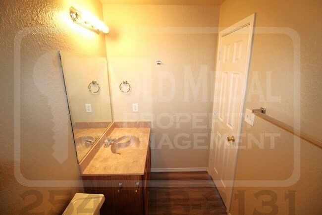 Building Photo - Cozy 3-bed, 2-bath fourplex now available for rent! - Don't miss out!