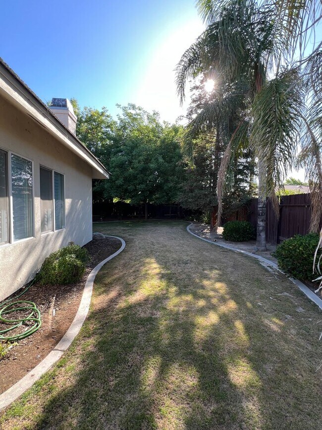 Building Photo - Gated Grand Island Home!