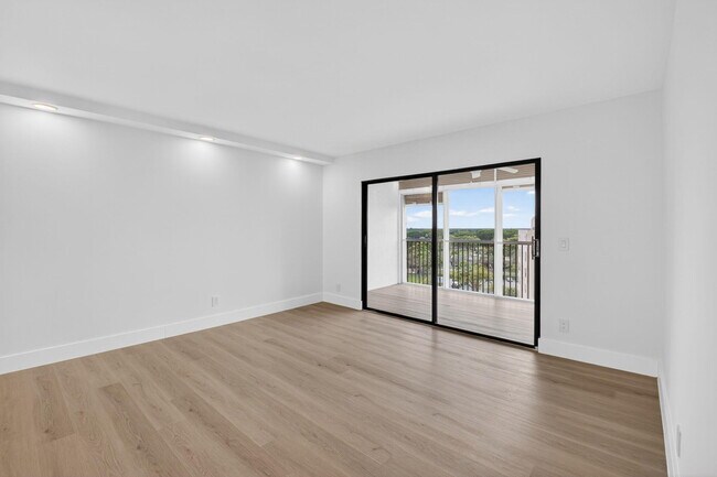 Building Photo - 14475 Strathmore Ln