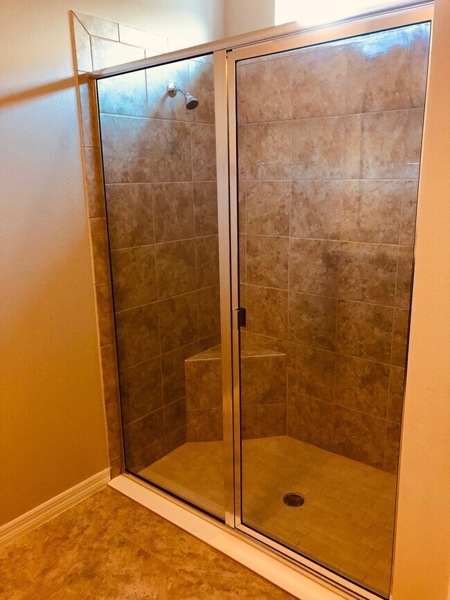 Building Photo - Gorgeous 4-Bedroom, 2-Bathroom  Home in Wi...