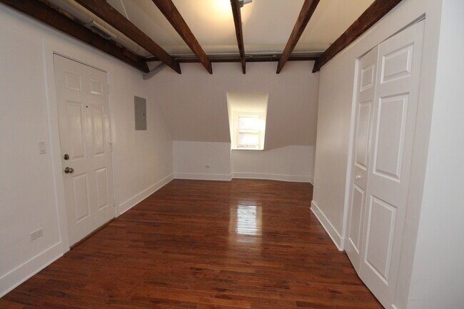 Building Photo - 1362 N Bosworth Ave