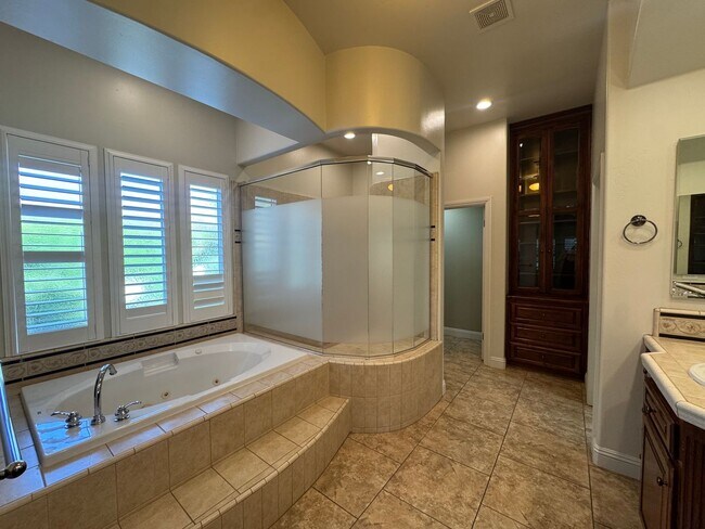 Building Photo - Executive Seven Oaks Grand Island MOVE IN ...