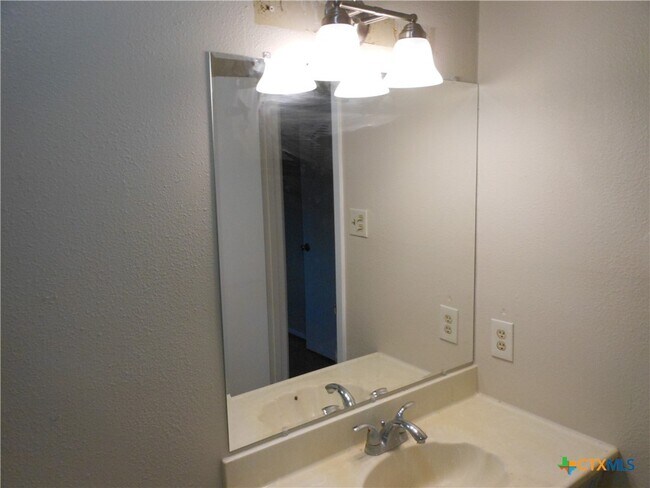 Building Photo - 333 Briarwood Dr