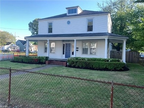 Building Photo - 231 W Balview Ave