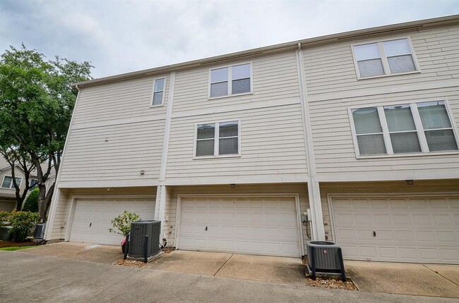 Building Photo - 3027 N Heights Hollow Ln