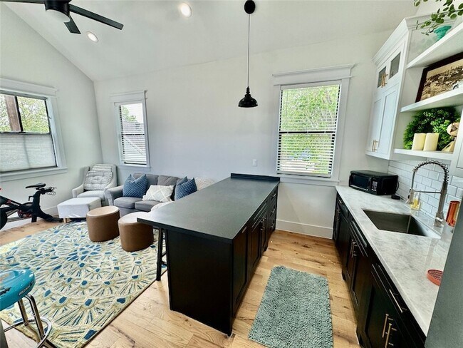 Building Photo - 805 Cordell St