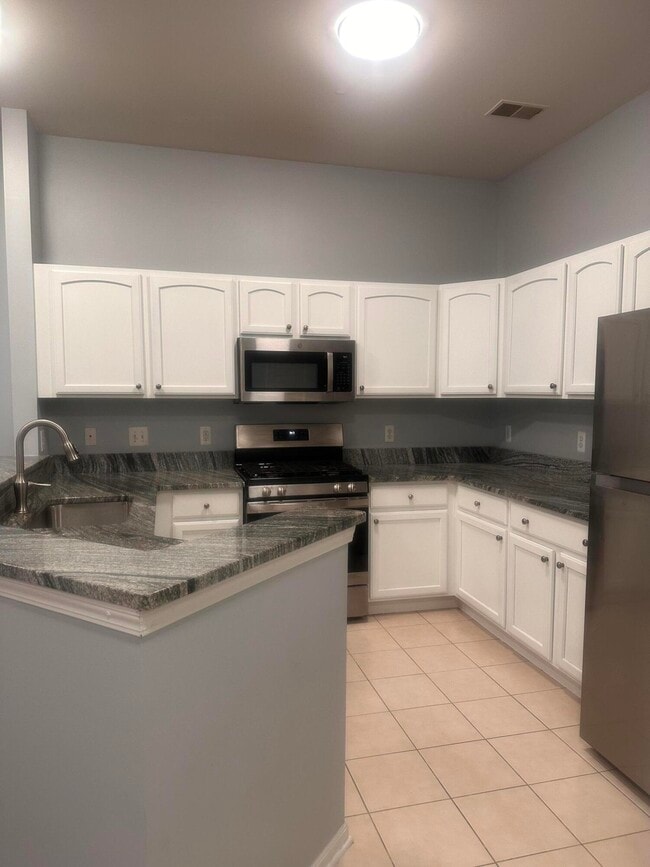Building Photo - 2822 S Knightsbridge Cir