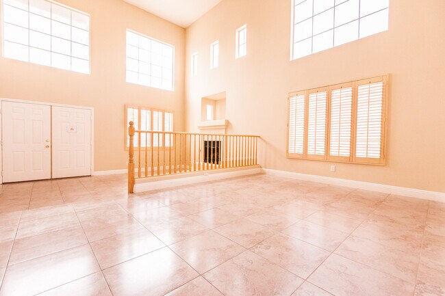 Building Photo - Beautiful 2 Story 4 Bedroom home