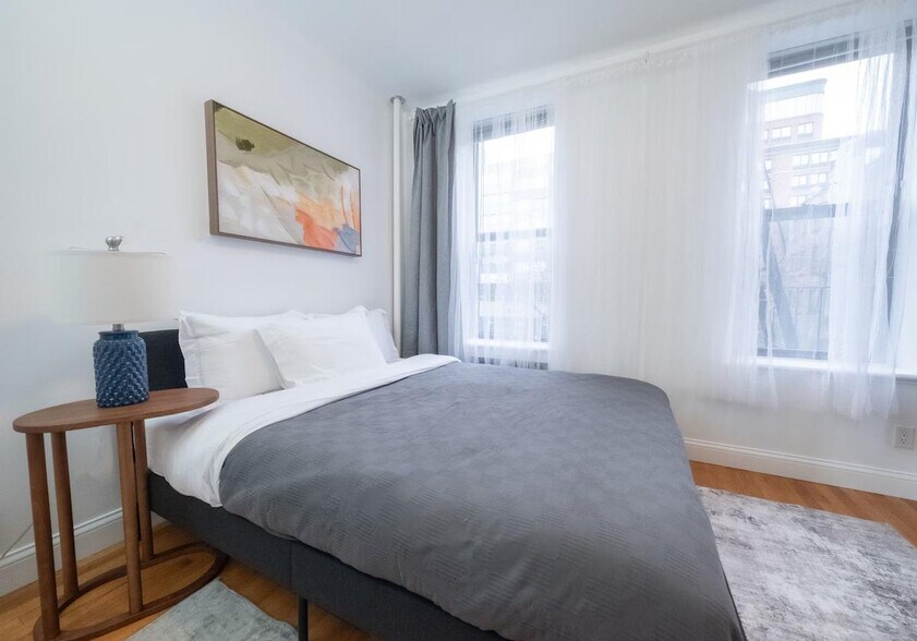 Building Photo - 302 E 104th St