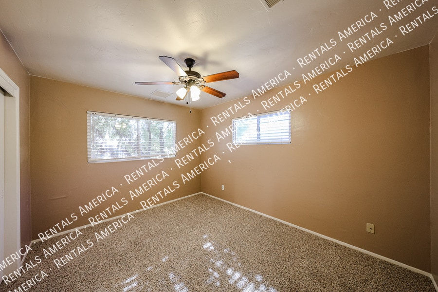 Building Photo - 6924 E Cheery Lynn Rd