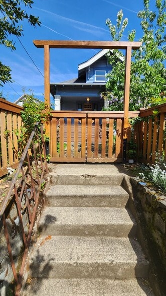 Building Photo - 4530 NE 23rd Ave