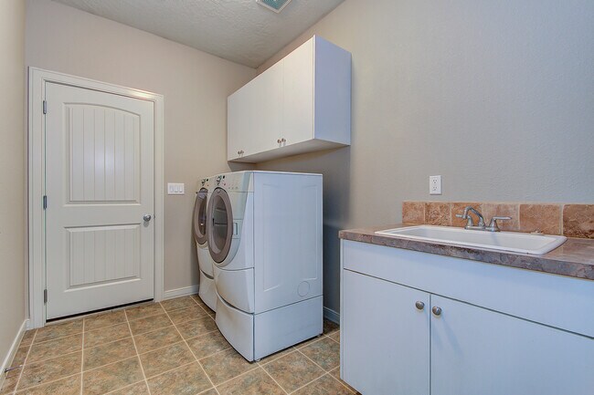 Building Photo - Beautiful Home In Hidden Springs