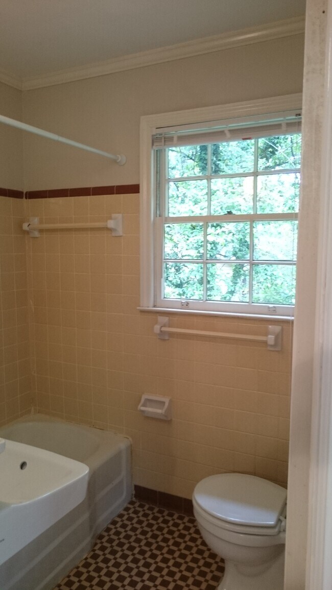 Building Photo - 2291 Kingsley Dr