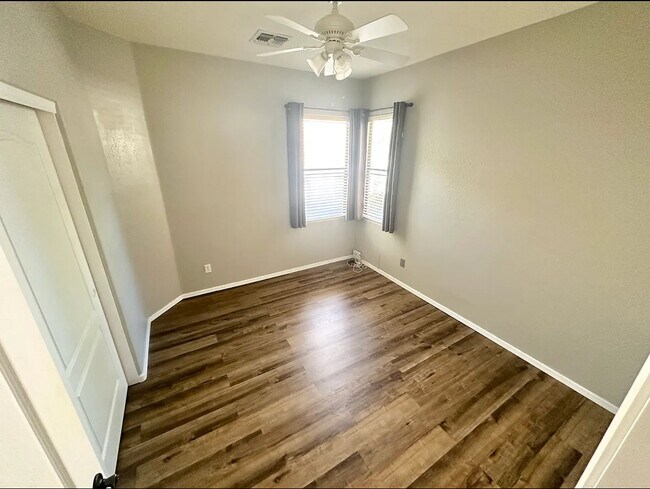 Building Photo - 12916 W Glenrosa Dr